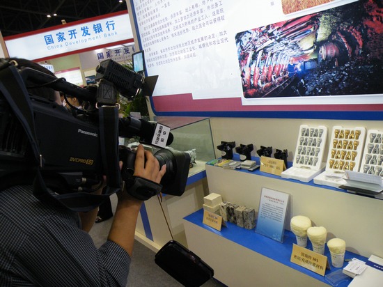 各家媒体前来我展柜宣传报道
